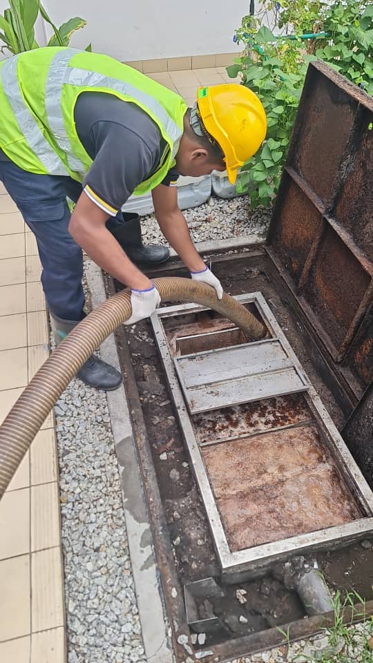 Commercial grease trap cleaning service project